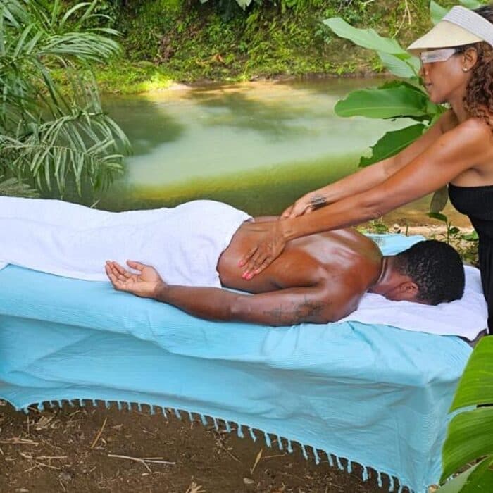 Séance de massage en extérieur au bord de l'eau