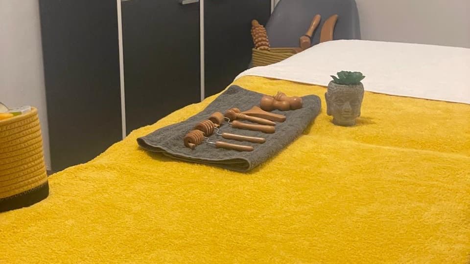 Table de massage et outils de madérothérapie dans le cabinet