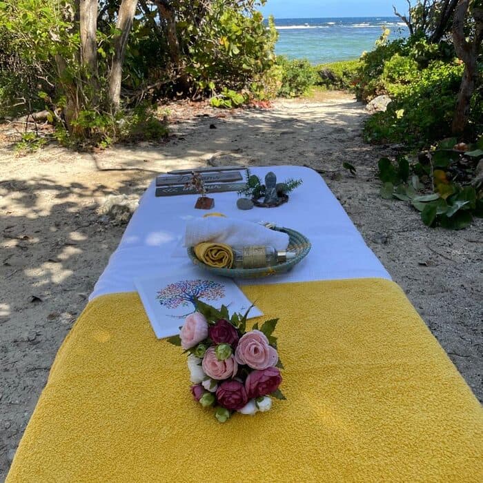 Table de massage face à la mer, en chemin vers la plage